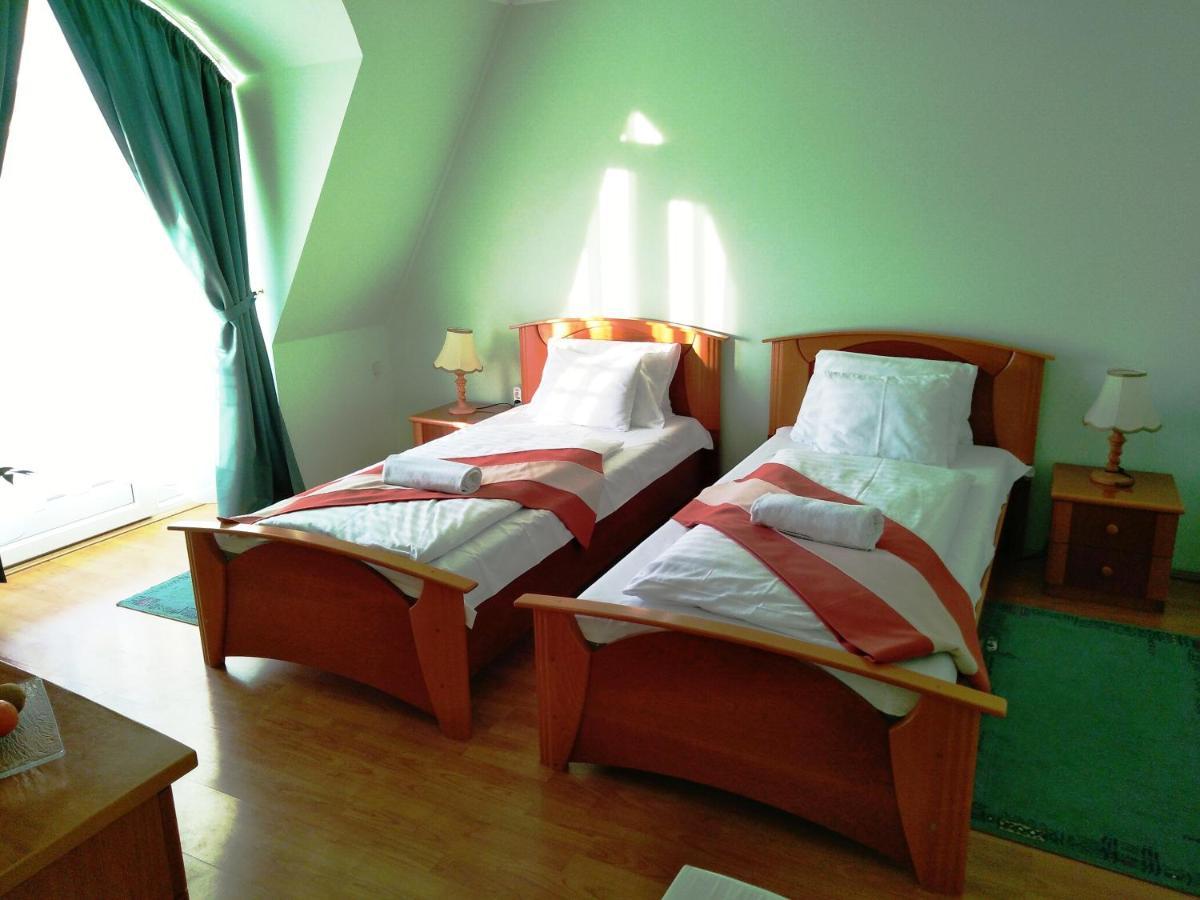 Gosztola Gyoengye-Az Erdo Szallodaja Ngoại thất bức ảnh