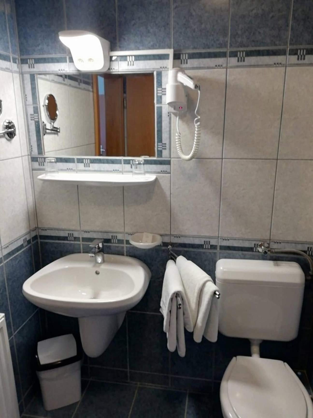 Gosztola Gyoengye-Az Erdo Szallodaja Ngoại thất bức ảnh